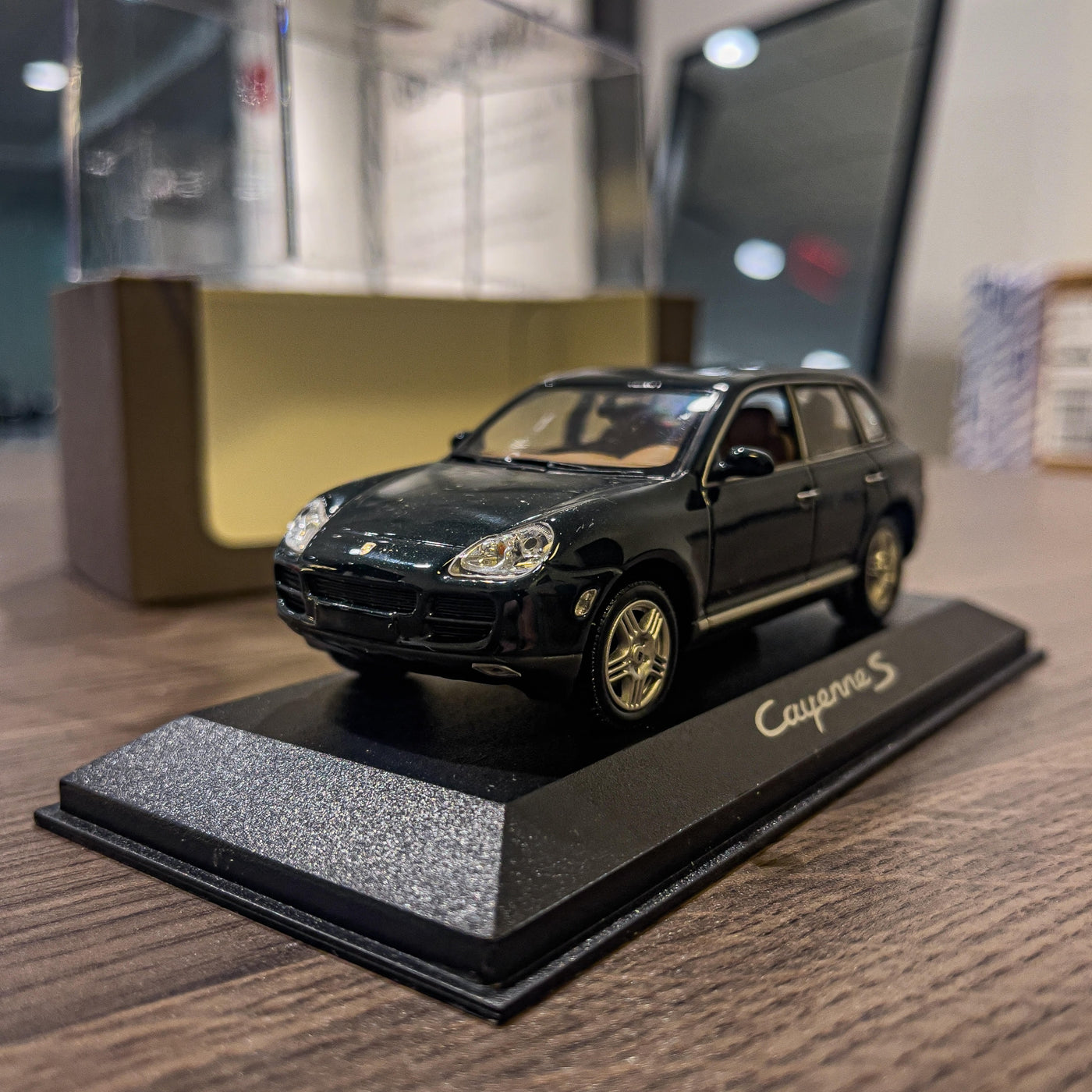 Porsche 2003 E1 Cayenne S 1:43 Scale Model Car - Dark Green Metallic